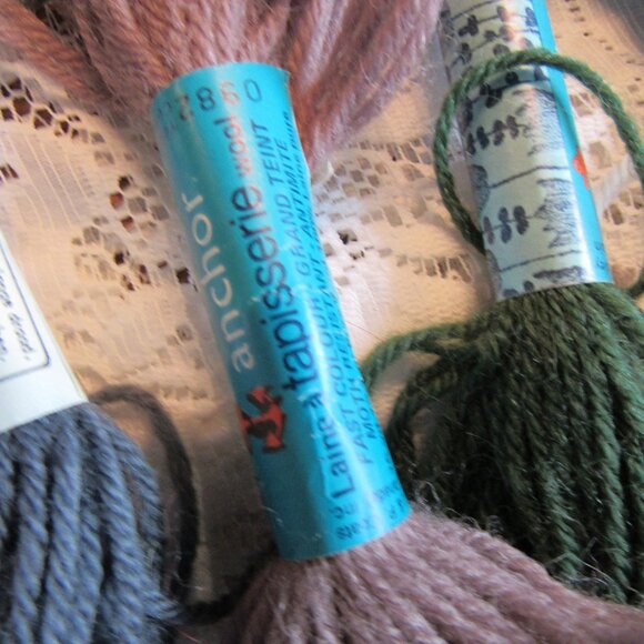Lot of 40 Tapisserie Wool Yarn small skeins, multicolor.DMC,Anchor,Parley - Picture 4 of 6